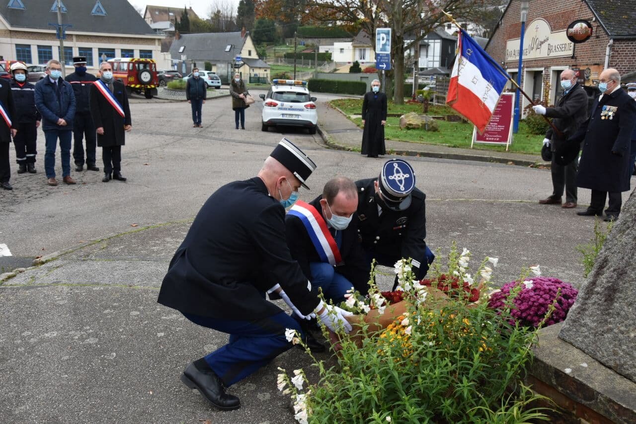 Armistice 1918 : Xavier Batut s’incline devant la mémoire des Poilus à Saint-Valery-en-Caux