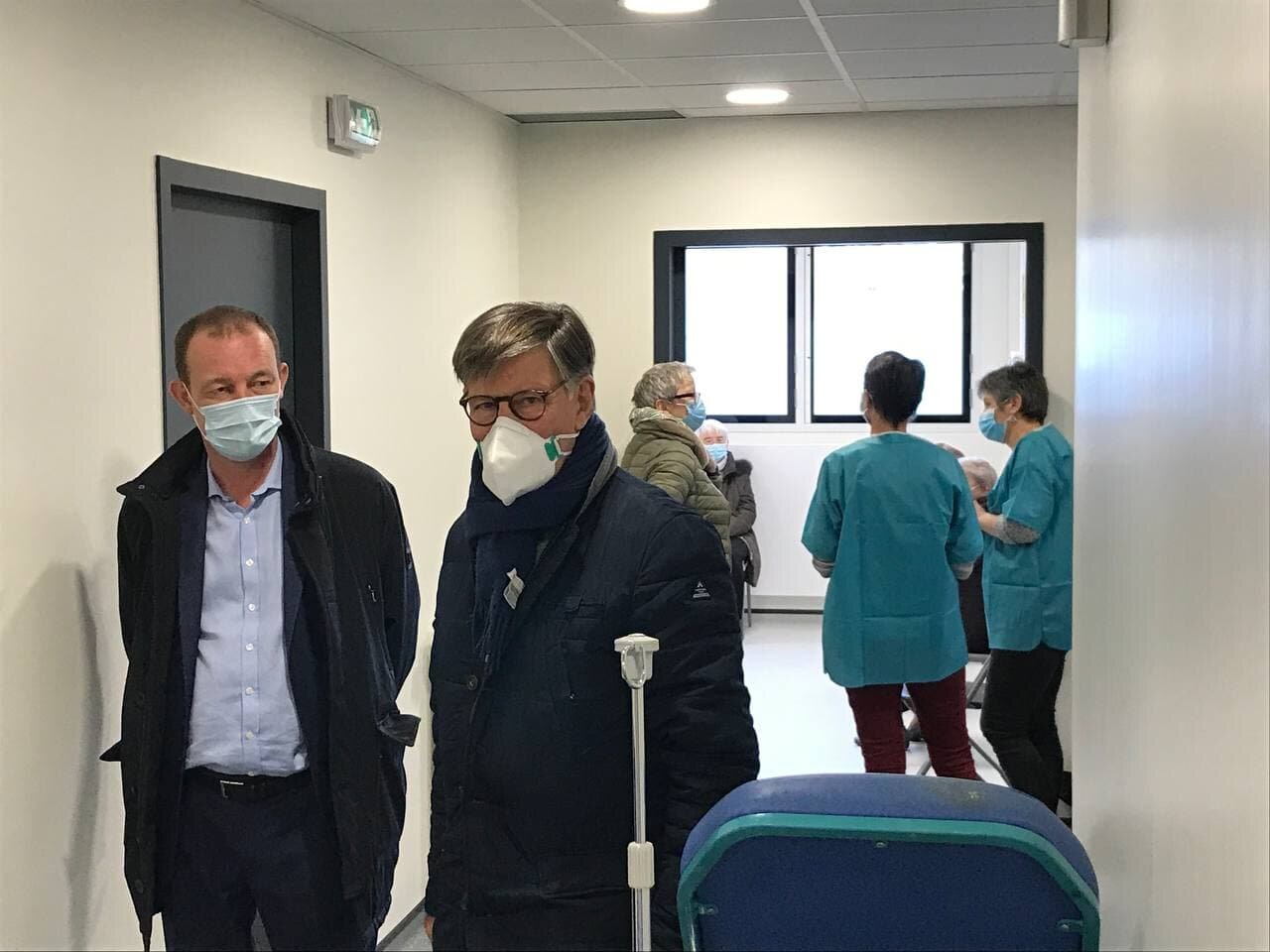 Covid-19 : le député Xavier Batut en visite au centre de vaccination d’Yvetot